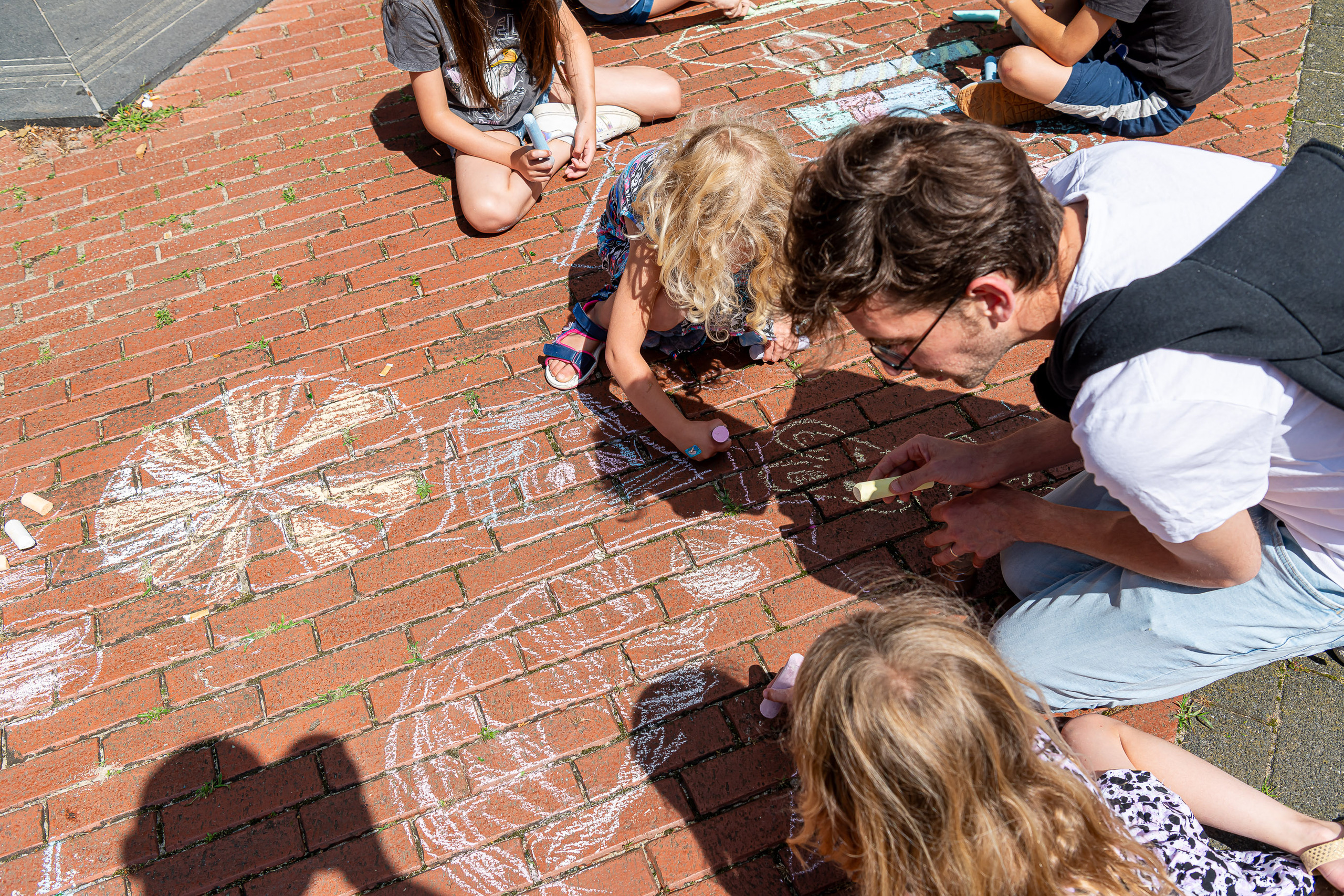 Stoepkrijten tijdens de Zomer Doe-Week in 2024