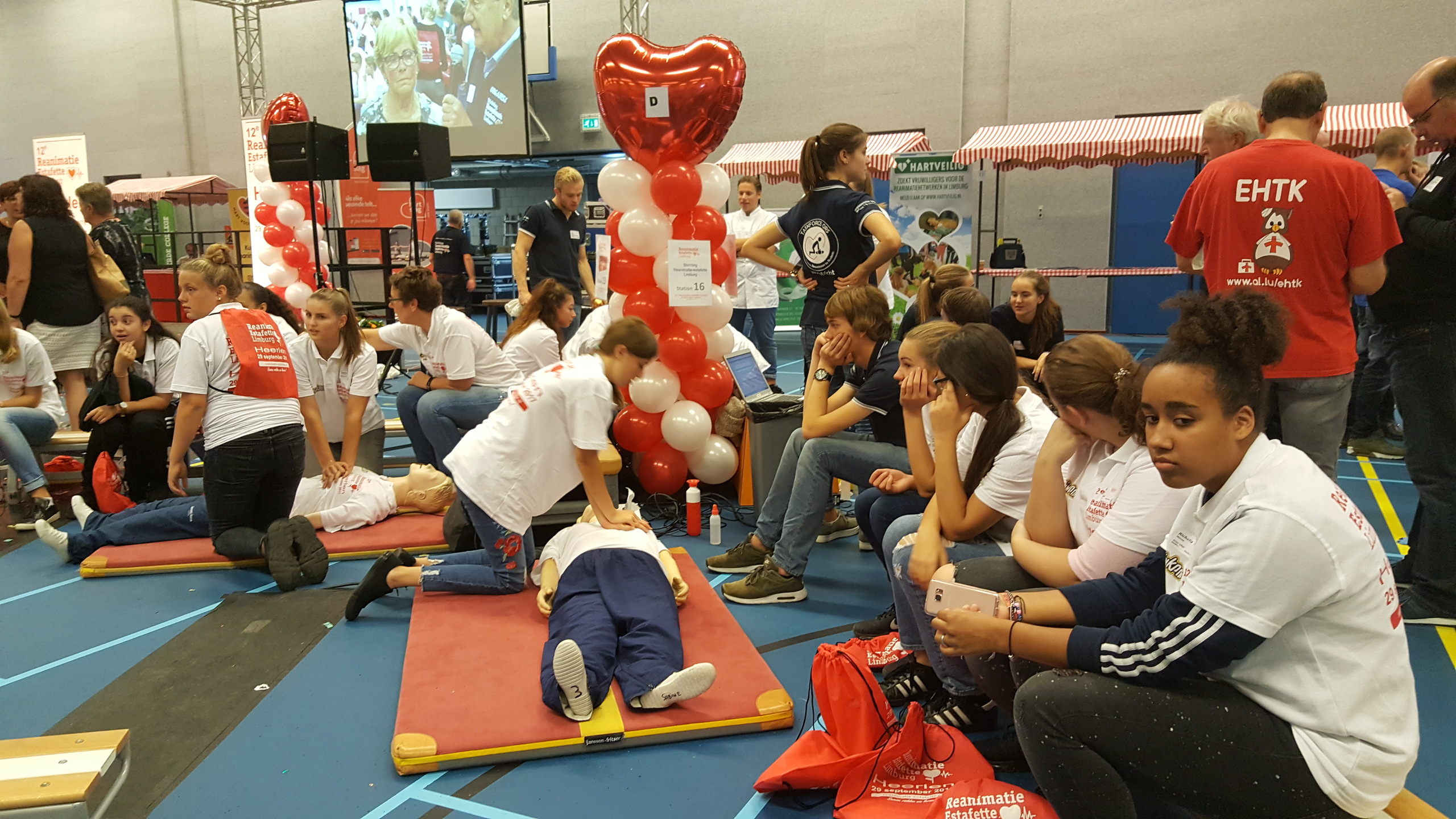 Kinderen voeren reanimatie estafette uit