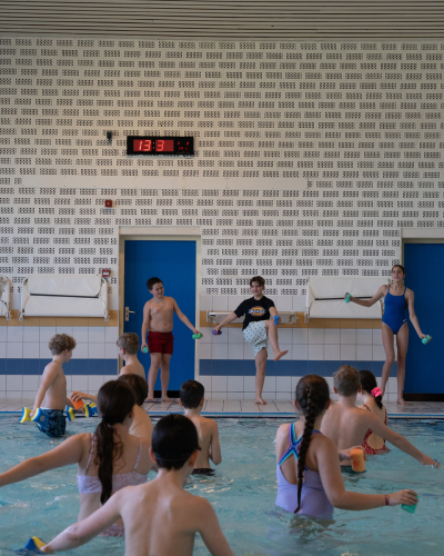Kindergemeenteraad de bronspot staand 