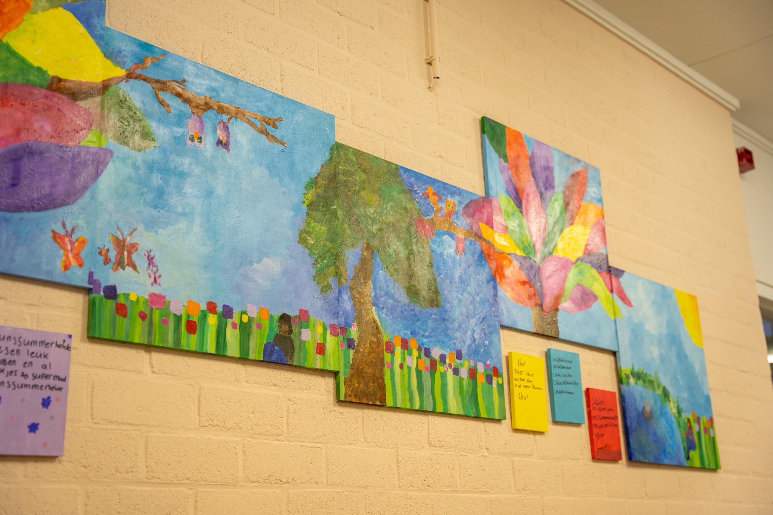 Vrolijkheid aan de muur